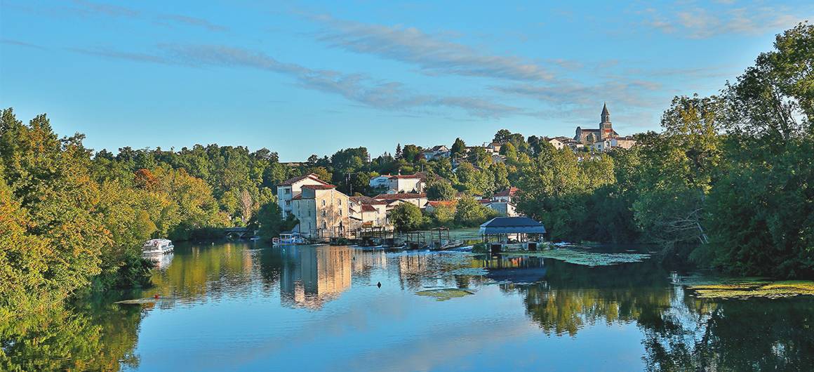 découvrez la beauté de la charente à travers ses paysages pittoresques, ses villages charmants et son riche patrimoine culturel. une aventure inoubliable vous attend, entre nature préservée et traditions authentiques.