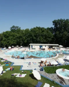 découvrez aubazine, un lieu paisible où la baignade est interdite. profitez de la beauté naturelle des environs tout en respectant les règles locales pour préserver cet environnement unique.