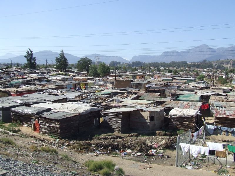 découvrez le quotidien difficile des habitants de johannesburg, confrontés à des pénuries d'eau persistantes. cette situation impacte leur mode de vie, de l'accès à l'eau potable à l'agriculture locale, révélant les défis majeurs d'une métropole sud-africaine en crise.