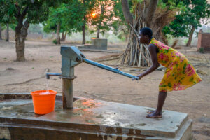 découvrez pourquoi l'accès universel à l'eau est essentiel pour la santé, le développement durable et l'égalité, et explorez les solutions pour garantir cette ressource vitale à tous.