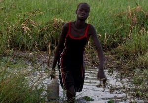 découvrez pourquoi l'accès universel à l'eau est essentiel pour la santé, le développement et l'équité, et explorez des solutions concrètes pour garantir à tous une eau potable sûre et durable.