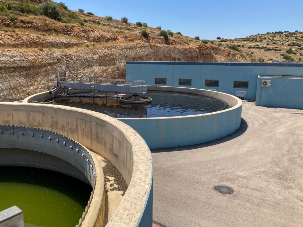 découvrez les enjeux essentiels liés à l'accès à l'eau en palestine : ressources, pénuries, défis quotidiens et solutions pour une gestion durable de l'eau dans la région.
