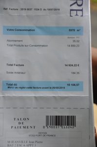 découvrez comment gérer une facture d'eau surprenante de 12 000 euros. conseils pratiques pour comprendre votre consommation, vérifier les erreurs de calcul et des solutions pour réduire vos coûts d'eau.
