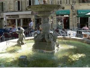 découvrez les magnifiques fontaines publiques de saintes, véritables joyaux de la ville qui allient histoire et art. plongez dans l'atmosphère paisible de ces espaces publics où l'eau danse au rythme des rencontres.