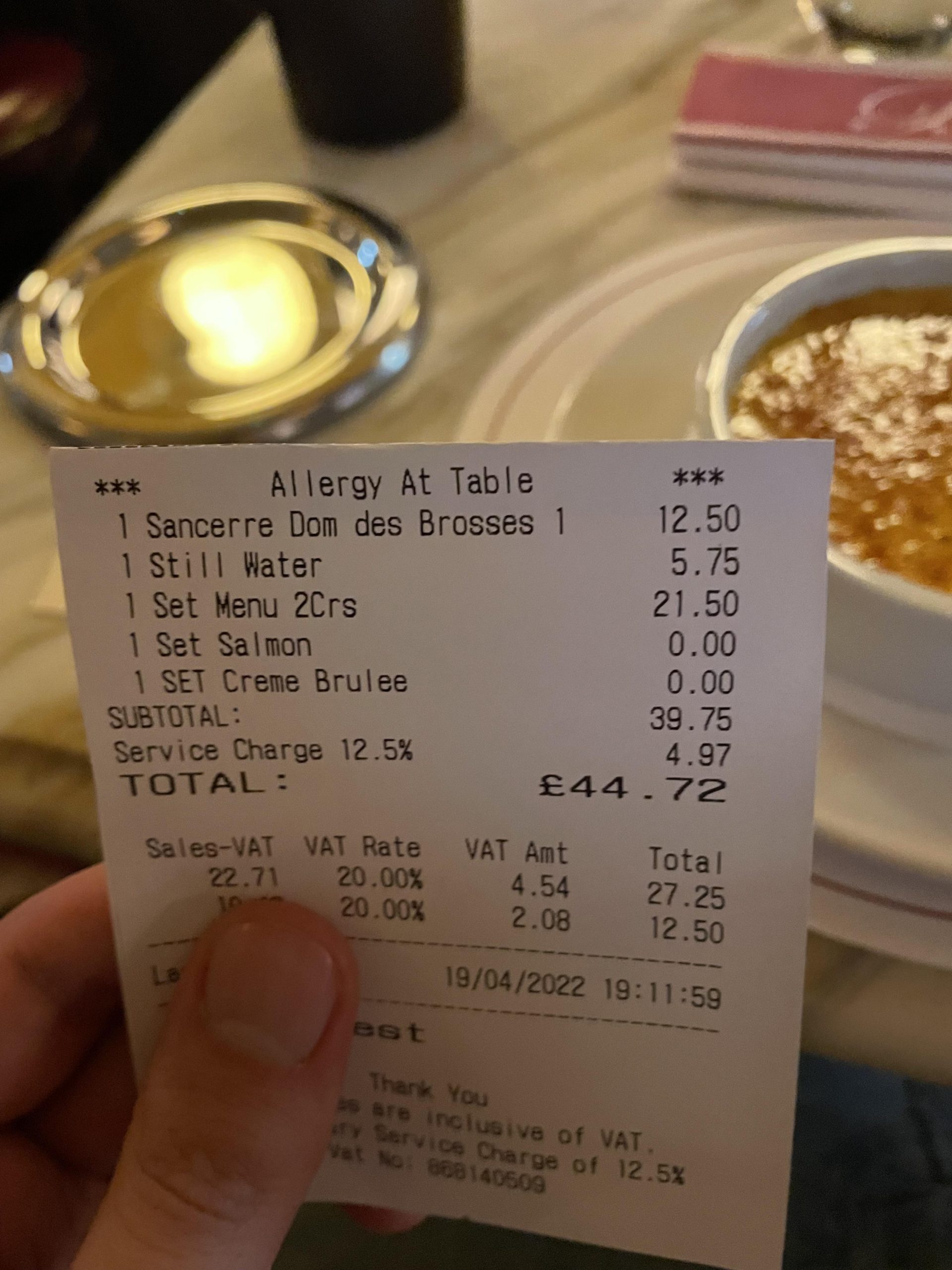 découvrez notre menu de l'eau : une sélection raffinée d'eaux minérales, naturelles et aromatisées pour accompagner tous vos repas et satisfaire toutes les envies de fraîcheur.