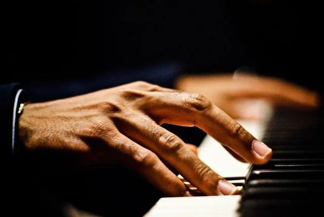 découvrez la musique de christian sands, pianiste de jazz virtuose, reconnu pour son mélange unique de tradition et d’innovation. plongez dans son univers sonore captivant à travers ses compositions et performances exceptionnelles.