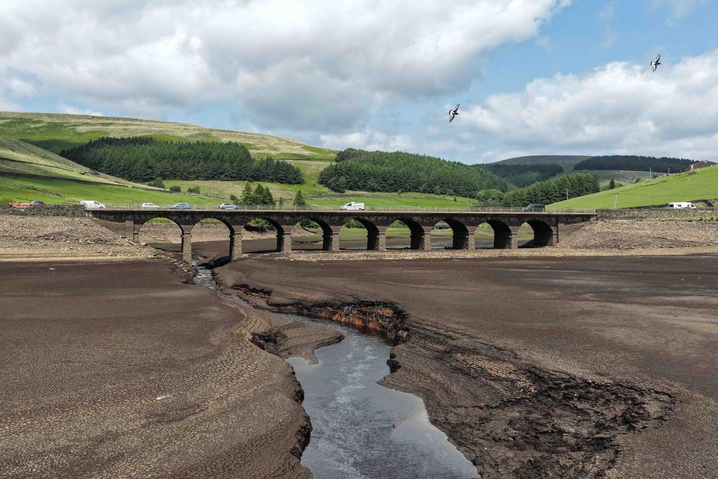découvrez les causes, conséquences et solutions face à la pénurie d'eau en angleterre. analyse de la situation actuelle et des mesures prises pour préserver cette ressource vitale.