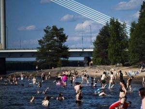 découvrez les causes, les conséquences et les solutions face à la pénurie d'eau en angleterre. analyse des impacts sur la population, l'environnement et les stratégies pour préserver cette ressource essentielle.