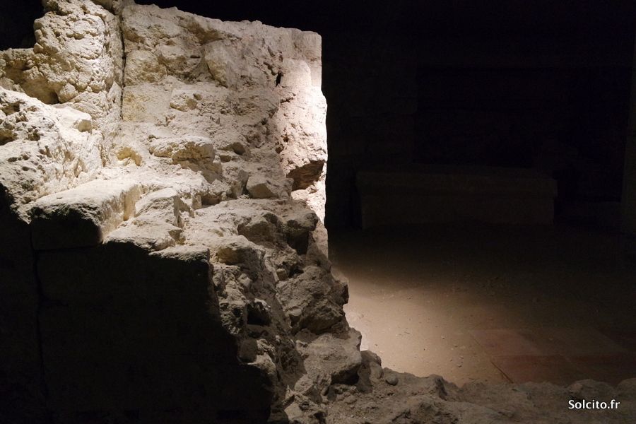 découvrez les sous-sols de bordeaux, une exploration fascinante des caves historiques et des tunnels légendaires de cette ville viticole. plongez dans l'histoire, le vin et la culture de bordeaux à travers ses mystérieux sous-sols.
