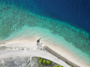 découvrez les enjeux de la gestion de l'eau face aux défis climatiques auxquels sont confrontés les petits états insulaires, et explorez les solutions durables pour préserver leurs ressources vitales.