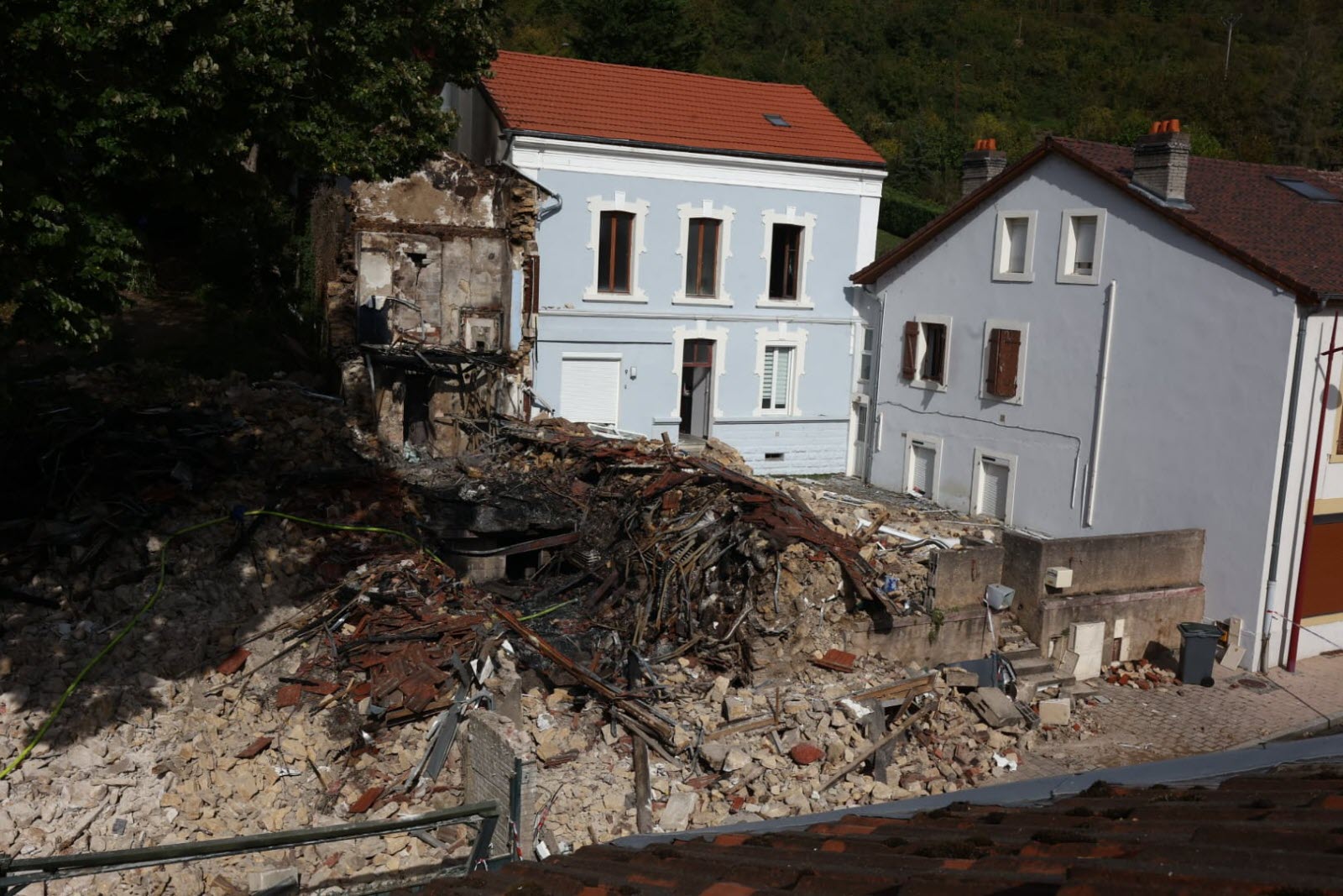 découvrez comment une maison explosive sous surveillance est sécurisée pour prévenir tout danger, avec des mesures de contrôle avancées et une gestion rigoureuse des risques.