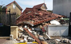 surveillez de près cette maison explosive : découvrez les mesures de sécurité et les risques liés à ce site sensible.