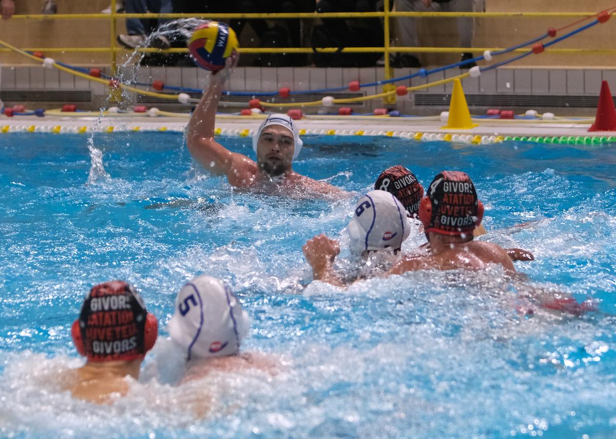 revivez le match de water-polo où les angériens ont rapidement été dépassés par l'équipe de harnes, avec une analyse des moments clés et des performances des joueurs.