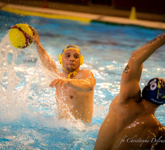 découvrez comment les enfants du club neptune défient le temps lors de passionnantes séances de water-polo sous l'eau, alliant sport et aventure aquatique.