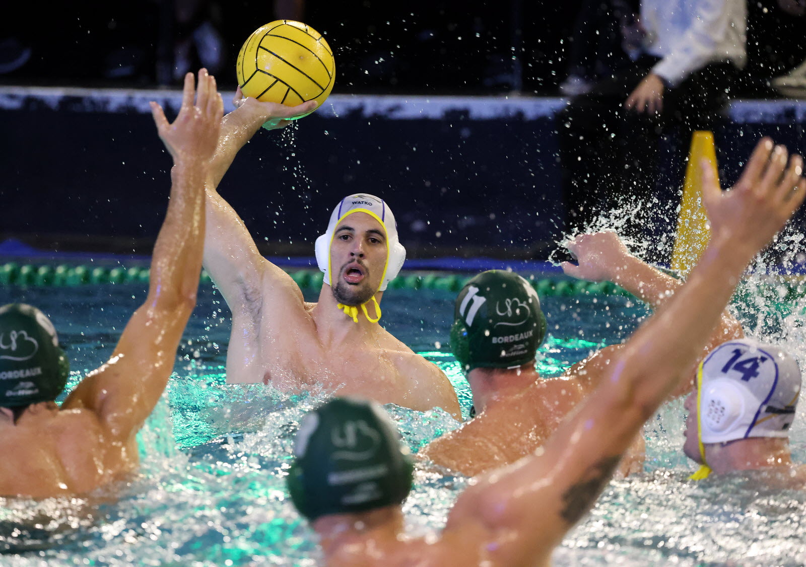 découvrez comment l'équipe de water-polo de strasbourg se prépare intensivement pour affronter la saison hivernale avec détermination et ambition.