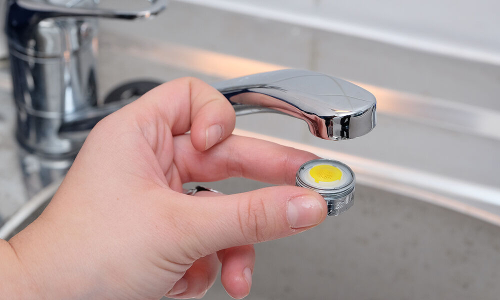 découvrez nos astuces simples et efficaces pour économiser l'eau sous la douche et réduire votre facture tout en préservant l'environnement.