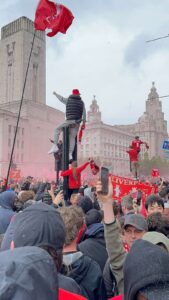 découvrez les détails et les conséquences de l'attentat survenu lors de la parade de liverpool, avec des informations actualisées et une analyse approfondie.