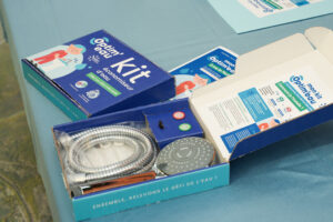 distribution de kits d'économie d'eau au thuit de l'oison pour sensibiliser et aider les habitants à réduire leur consommation d'eau.