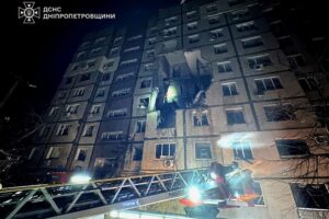 découvrez les conséquences des frappes russes en ukraine, entraînant des coupures d'eau et de chauffage impactant la population.