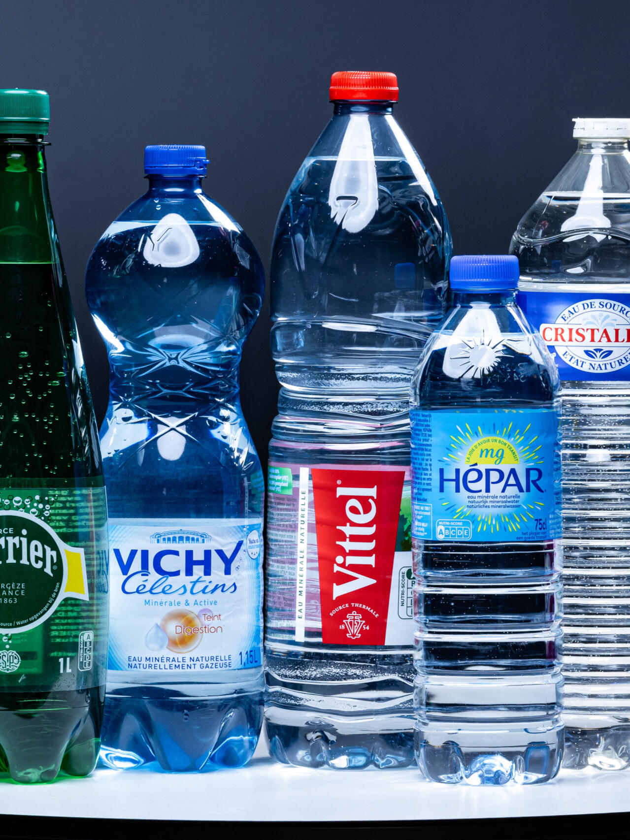 enquête approfondie sur la fraude dans les eaux minérales nestlé perrier : pratiques douteuses, impacts sur les consommateurs et mesures gouvernementales.