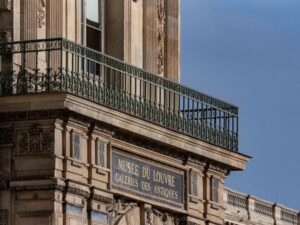 grève du personnel du louvre déclenchée suite à une fuite d'eau importante et un vol, impactant les visites et les activités du musée.