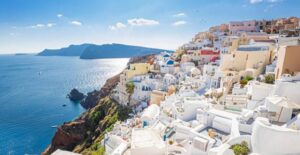 découvrez l'île méditerranéenne unique habitée par seulement trois habitants, un havre de paix et de beauté naturelle préservée.