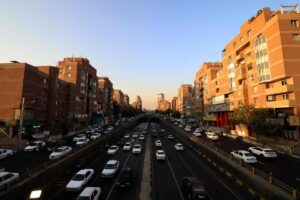 l'iran importe de l'eau pour faire face à la sécheresse sévère qui affecte le pays, soulignant les défis liés à la gestion des ressources hydriques.