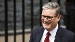 keir starmer critique south east water suite à une panne majeure affectant 24 000 foyers, soulignant les enjeux de gestion et de service public.