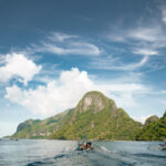 explorez les lagons spectaculaires de coron en bateau, où les eaux passent de l'émeraude au bleu électrique pour une expérience inoubliable.