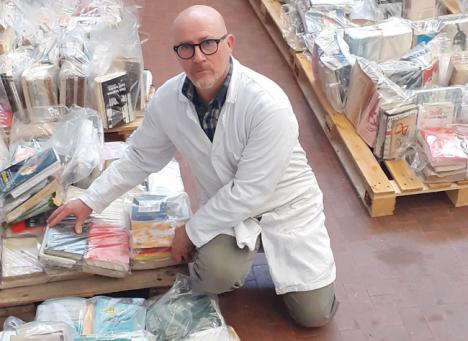 découvrez notre collection unique de livres rares endommagés exposés au louvre, témoins précieux de l'histoire et de la culture.