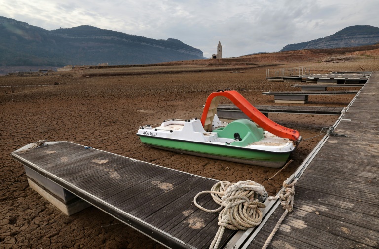 découvrez la situation de la sécheresse en catalogne : malgré des barrages pleins, la désalinisation de l'eau devient une solution essentielle pour répondre aux besoins en eau.