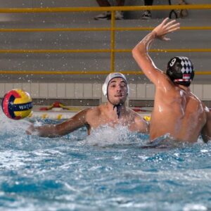 découvrez le duel captivant en water-polo n1m entre les angériens impatients et une équipe de la rochelle amoindrie, prêt à offrir un match intense et plein de rebondissements.