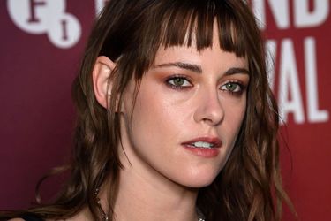 découvrez kristen stewart en maillot chanel lors de la première de 'the chronology of water', alliant élégance et audace sur le tapis rouge.