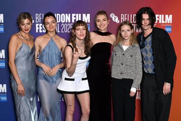 découvrez kristen stewart en maillot chanel lors de la première très attendue de the chronology of water, un moment mode et glamour incontournable.