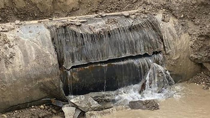 découvrez comment gérer efficacement une rupture de conduite d'eau principale, avec des conseils pour intervenir rapidement et minimiser les dégâts.