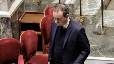 analyse des enjeux entre le gouvernement lecornu et les collectivités locales concernant la gestion et la protection du patrimoine.