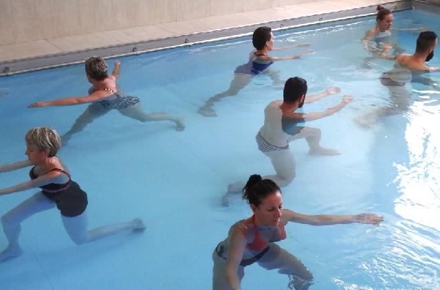 découvrez le watsu, une technique de relaxation par le yoga aquatique qui allie mouvements doux et bienfaits de l'eau pour réduire le stress et revitaliser le corps.